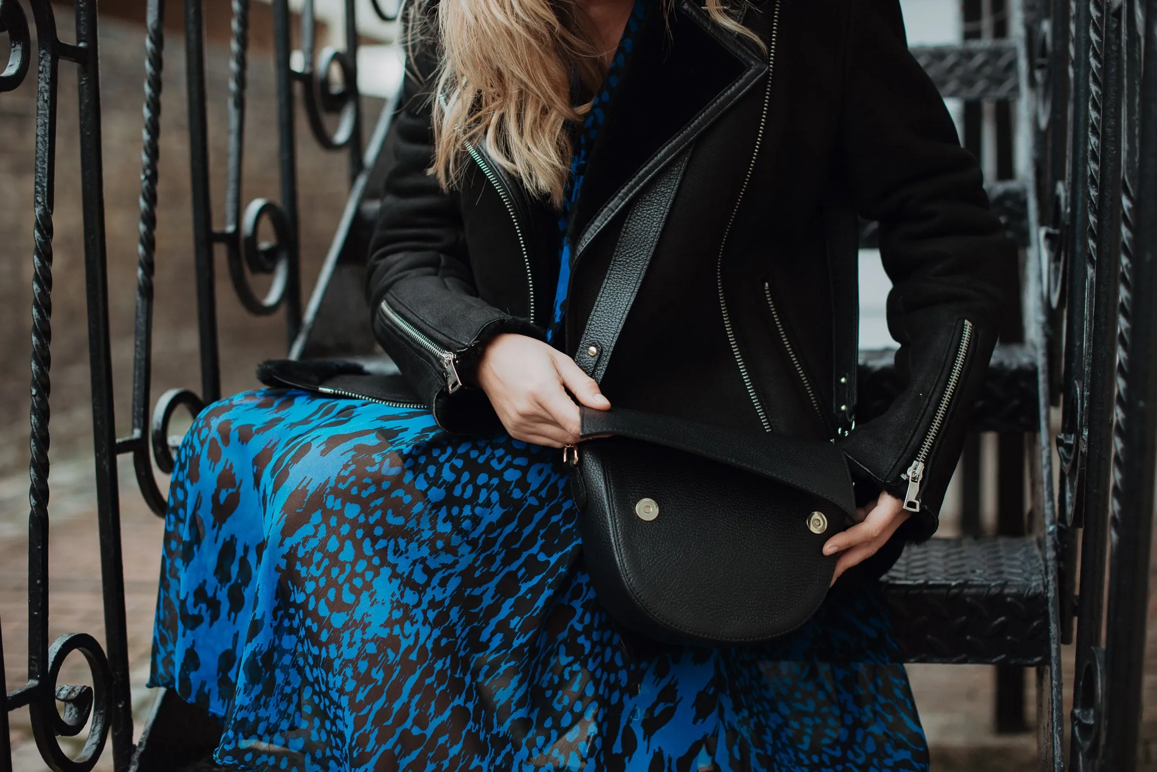 Sotti leather messenger bag in black