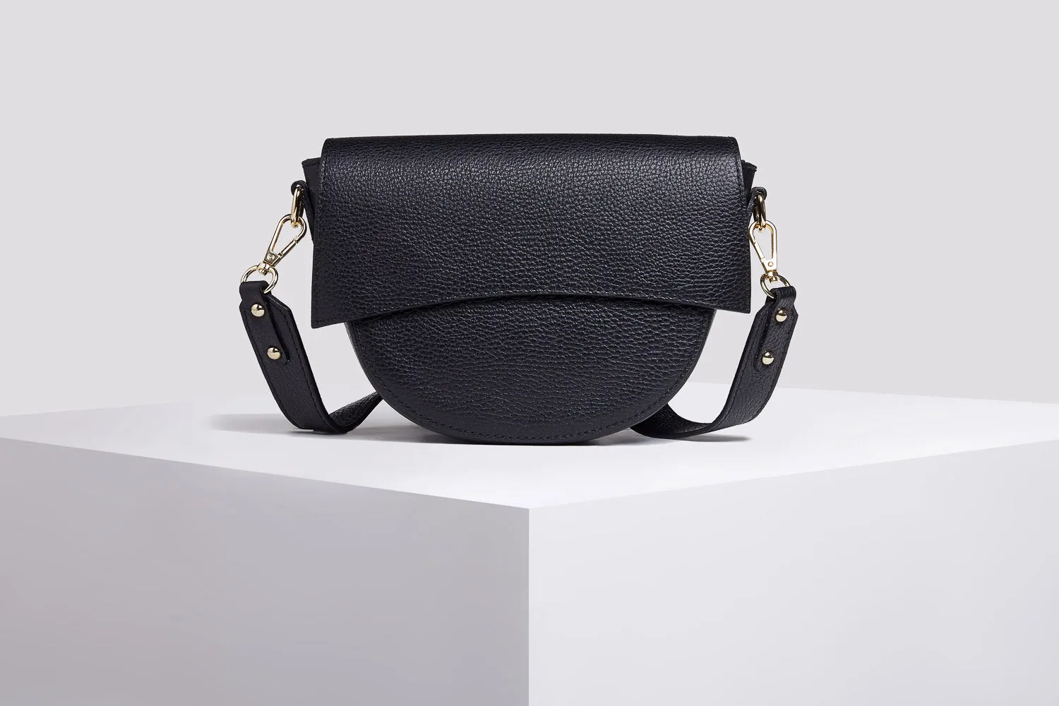 Sotti leather messenger bag in black