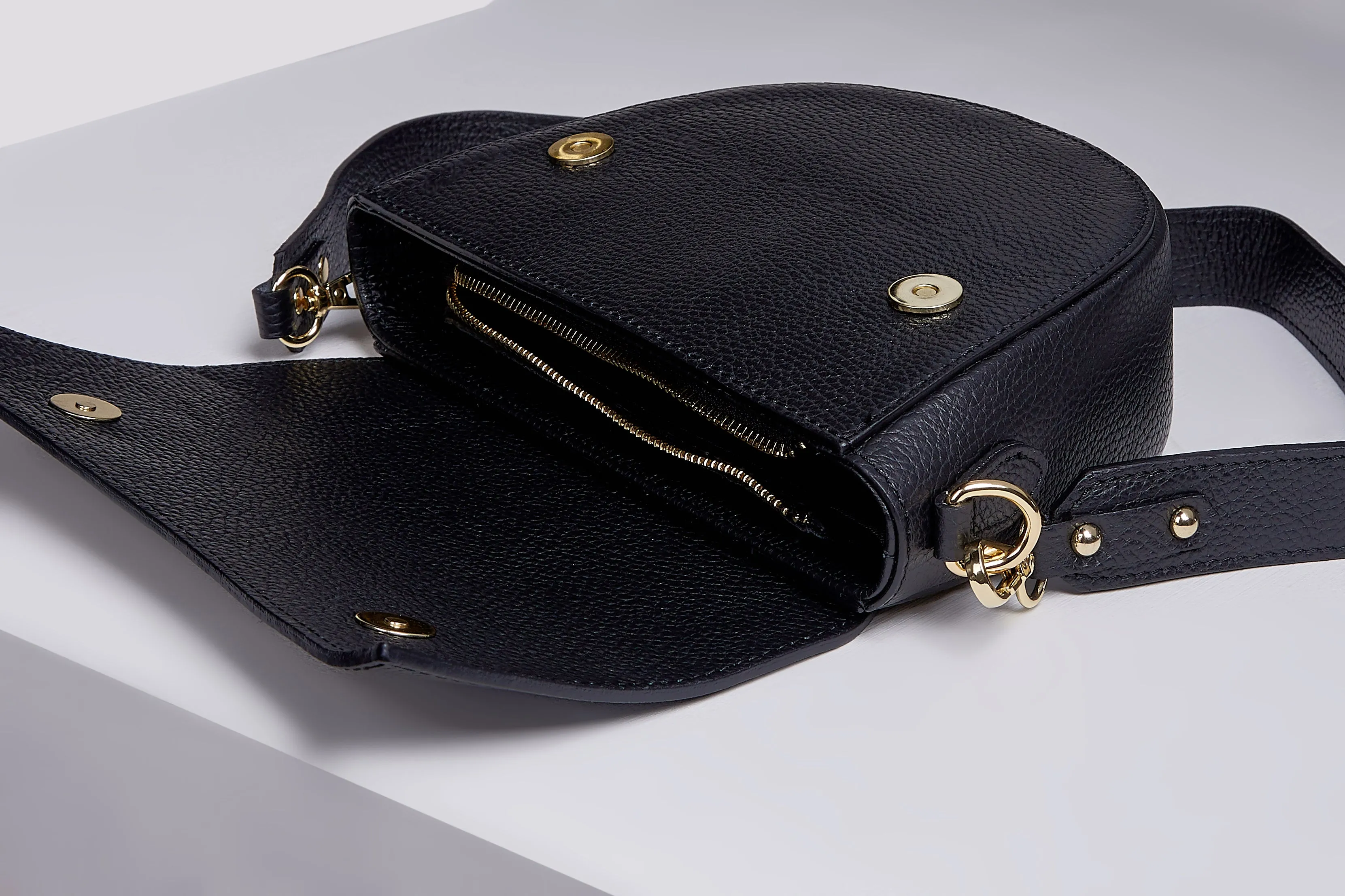 Sotti leather messenger bag in black